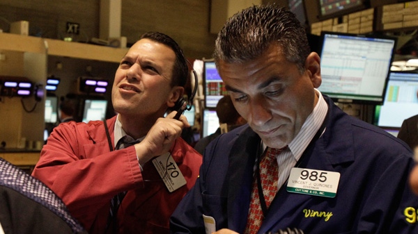 Traders Michael Zicchinolfi, left, Vincent Quinones work on the floor of the New York Stock Exchange Monday, May 7, 2012. U.S. (AP / Richard Drew)