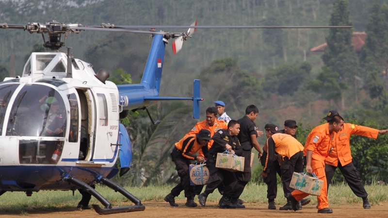 Rescue team carry boxes from a helicopter at Pasir Pogor in Bogor, West Java, Indonesia, Friday, May 11, 2012. (AP / Achmad Ibrahim)