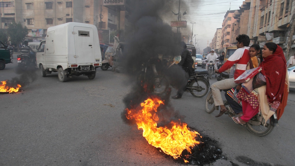 Pakistani protesters burn tires 
