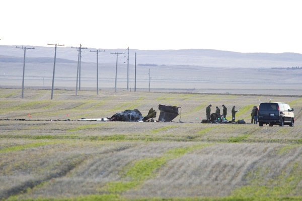 Investigators look through the wreckage of a CT-114 Tutor plane that crashed near 15 Wing Base in Moose Jaw, Sask., on Thursday, Oct. 9, 2008. (Troy Fleece / THE CANADIAN PRESS)