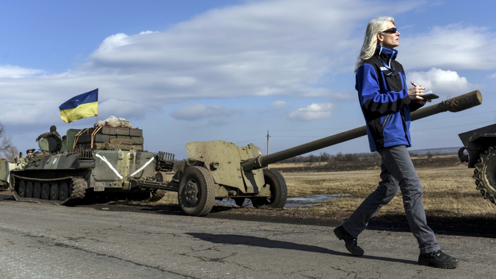 Ukrainians withdraw weapons from front lines
