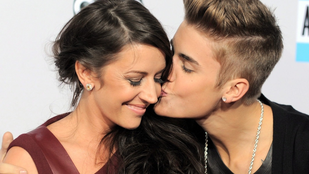 Justin Bieber kisses his mother Pattie Mallette