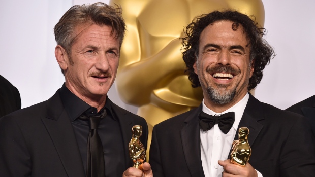 Sean Penn, left, and filmmaker Alejandro Iñárritu pose in the press room at the Academy Awards, on Feb. 22, 2015. (Jordan Strauss/Invision/AP)