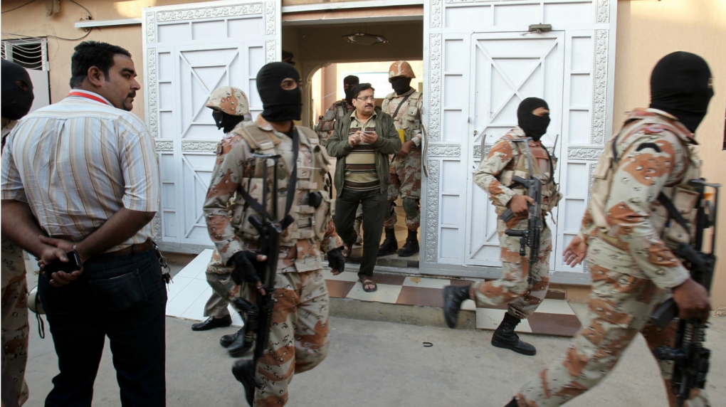 Pakistan troops arrest 20 in raid