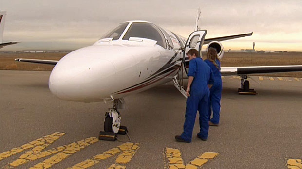 Aviation students look at new corporate jet 