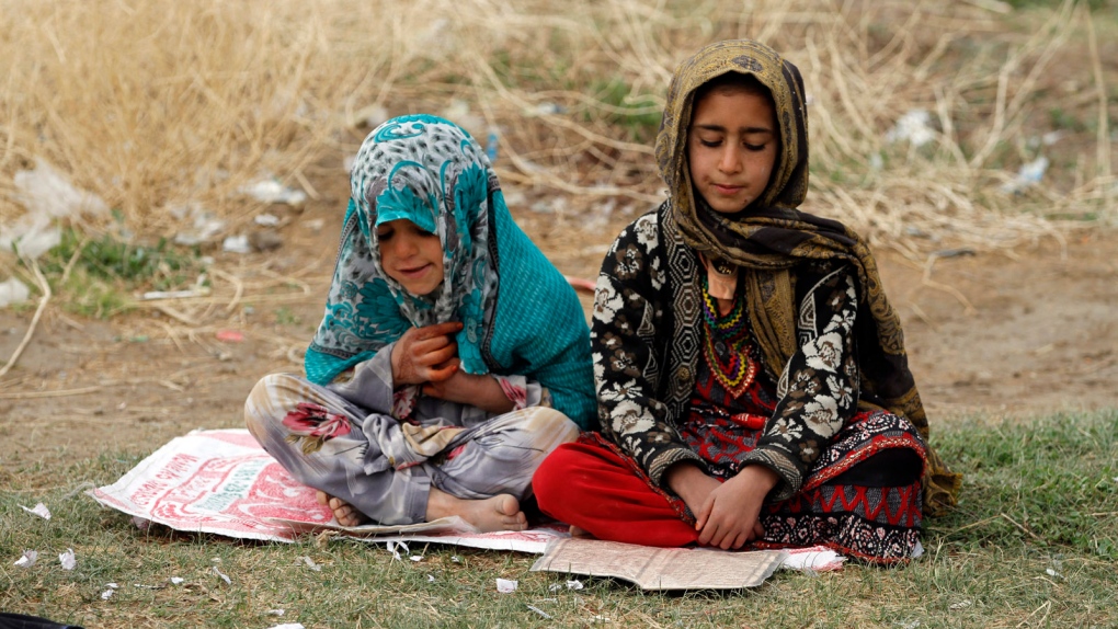 Afghan girls read the Qur'an