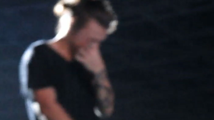 Harry Styles cries on stage