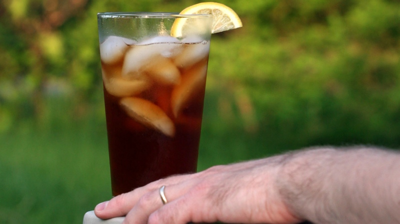 Doctors have traced an Arkansas man's kidney failure to an unusual cause: his habit of drinking nearly four litres of iced tea each day. (AP / Larry Crowe)