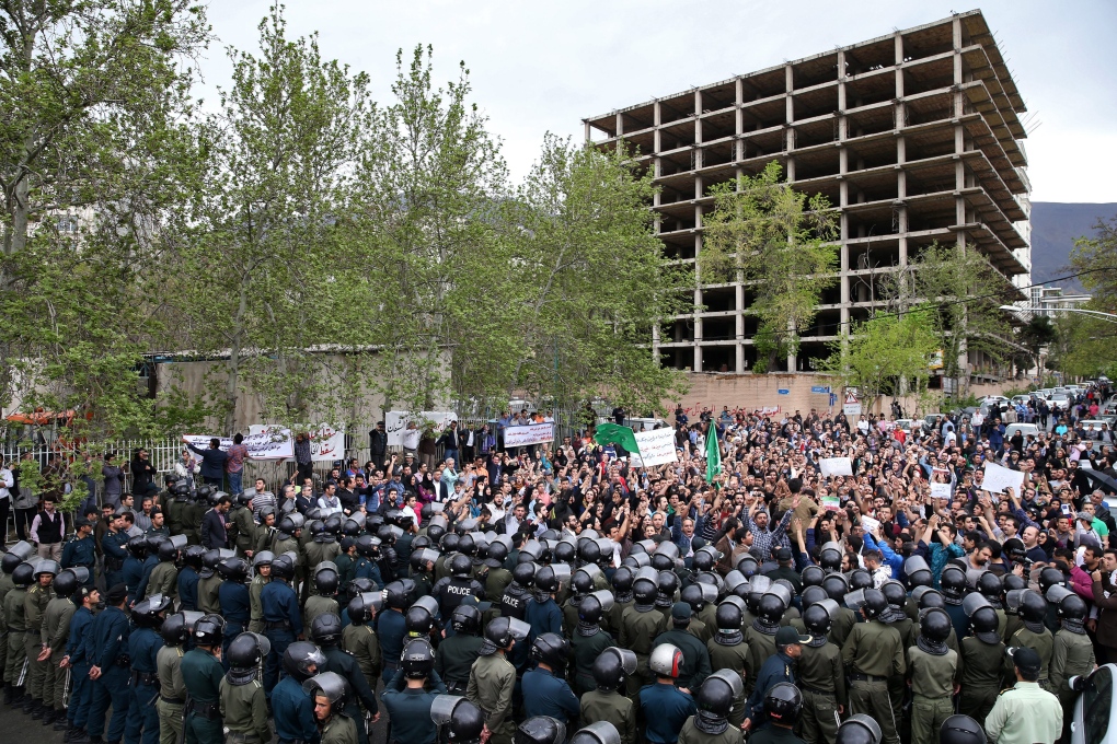 Iran protesters outside Saudi embassy