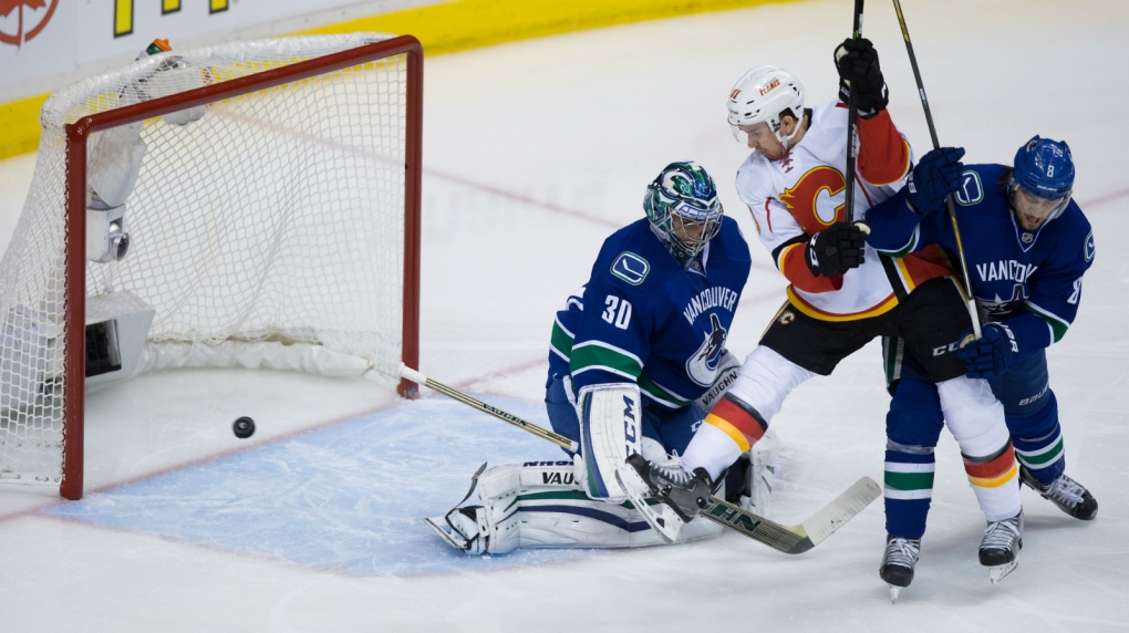 Canucks beat Flames to stay alive