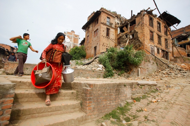 Nepalese evacuate to safer areas in Bhaktapur