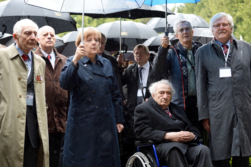 Merkel and camp survivor lay wreath at Dachau