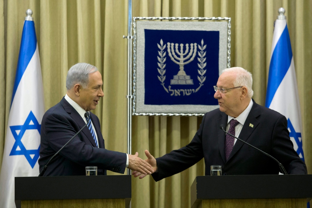 Netanyahu shakes hand of President Rivlin