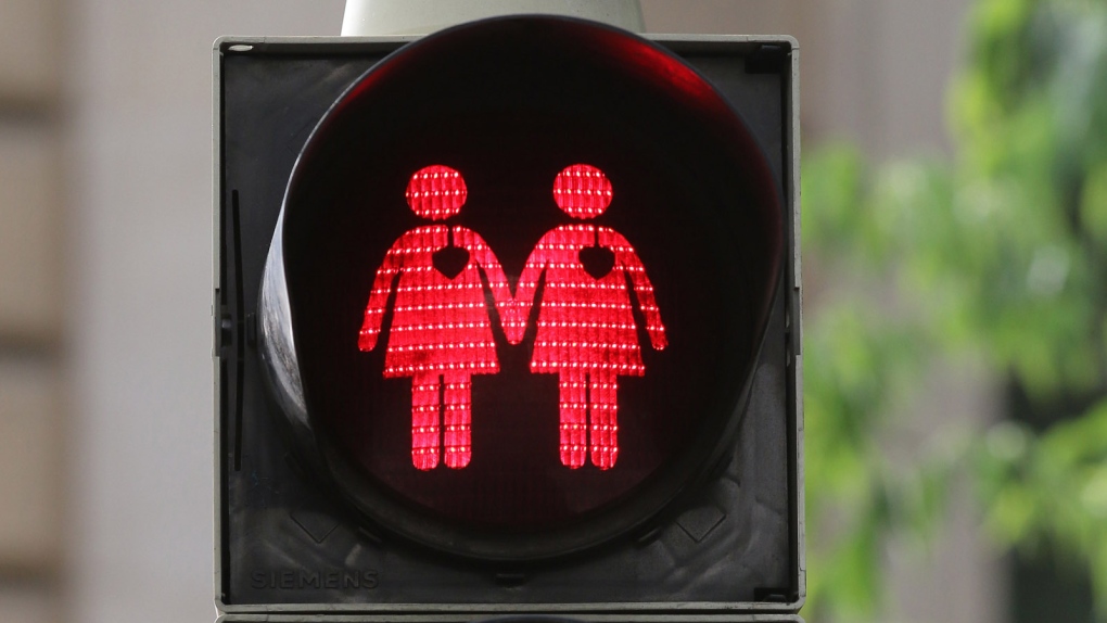 Street light with same gender couple in Vienna