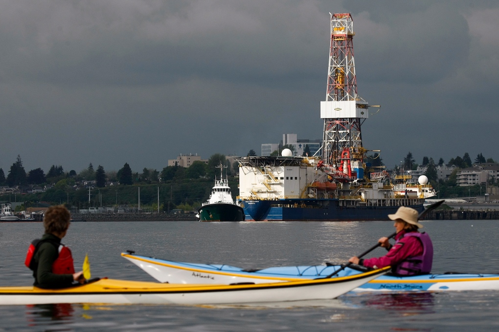 Kayaks watch Shell's drill in Alaska