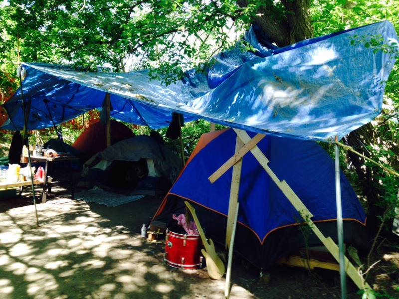 A group of homeless people have set up camp at Diamond Creek in Barrie, Ont. (Rob Cooper/CTV Barrie)