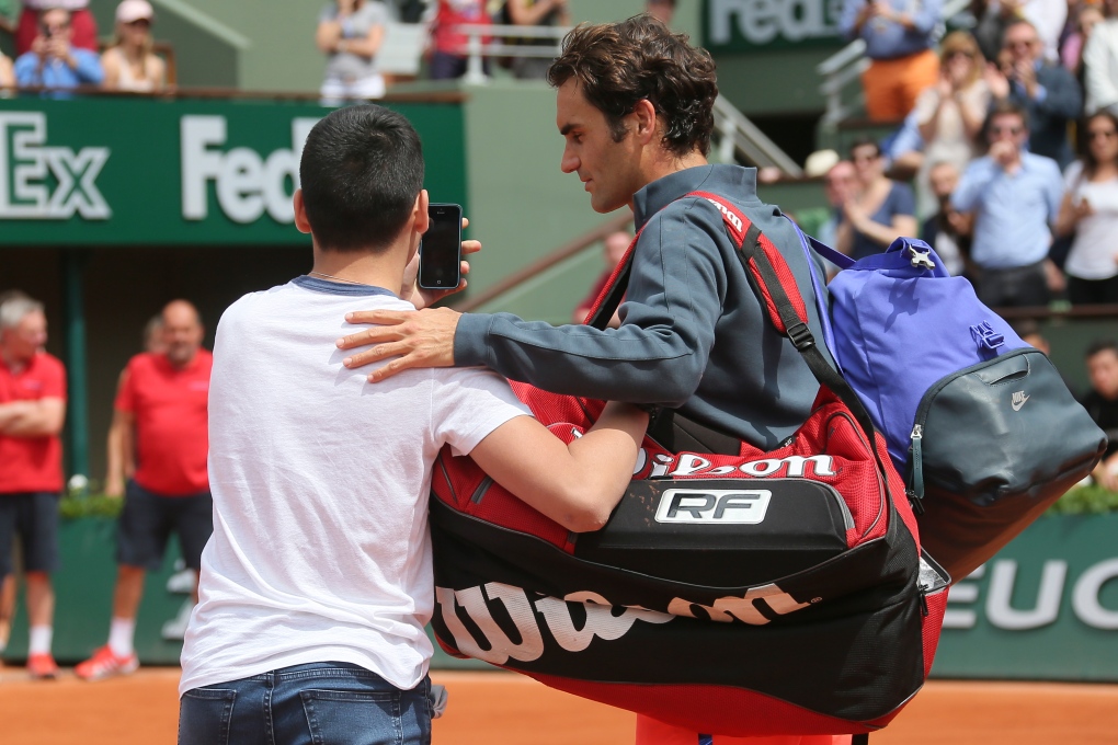 Fan takes unsanctioned selfie with Federer