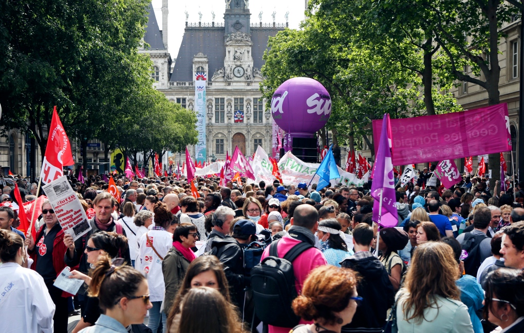 Doctors, nurses demonstrate in Paris