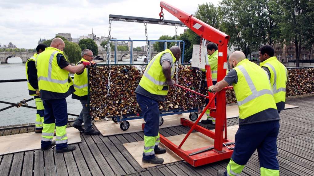 Removing locks from the Pont des Arts bridge