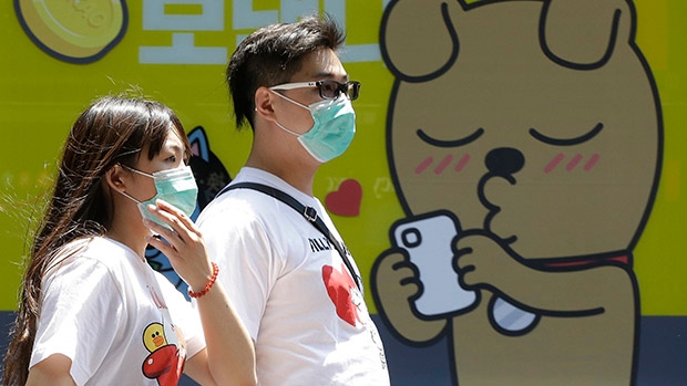 South Korean couple wears masks in fear of MERS