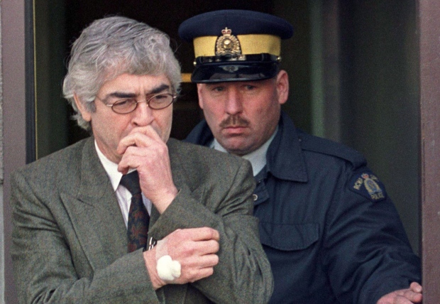 Larry Fisher is led out of the Yorkton, Sask., court house on Saturday, Nov. 20, 1999. The man responsible for a 1969 murder that led to the wrongful conviction of David Milgaard has died. He was 65. (Jeff McIntosh / THE CANADIAN PRESS)