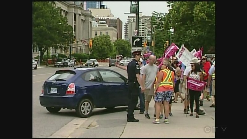 Members of CUPE Local 101 walk the picket line in London, Ont. (Daryl Newcombe / CTV London)