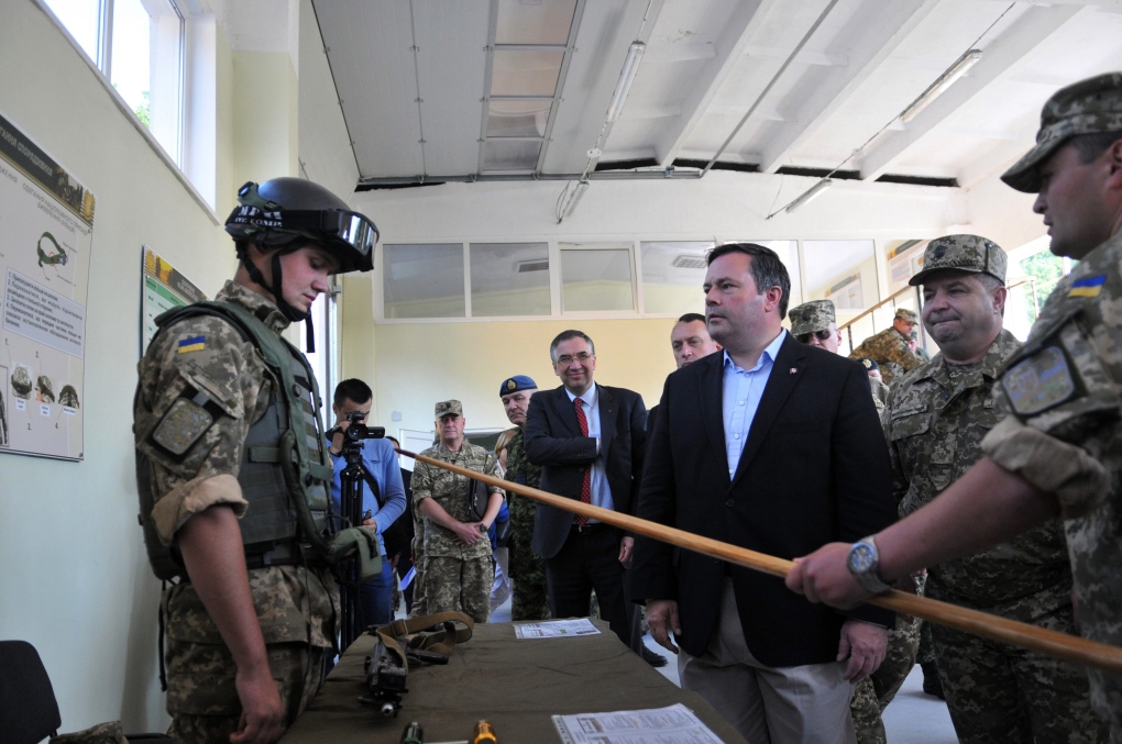 Kenney meets Ukraine defence minister
