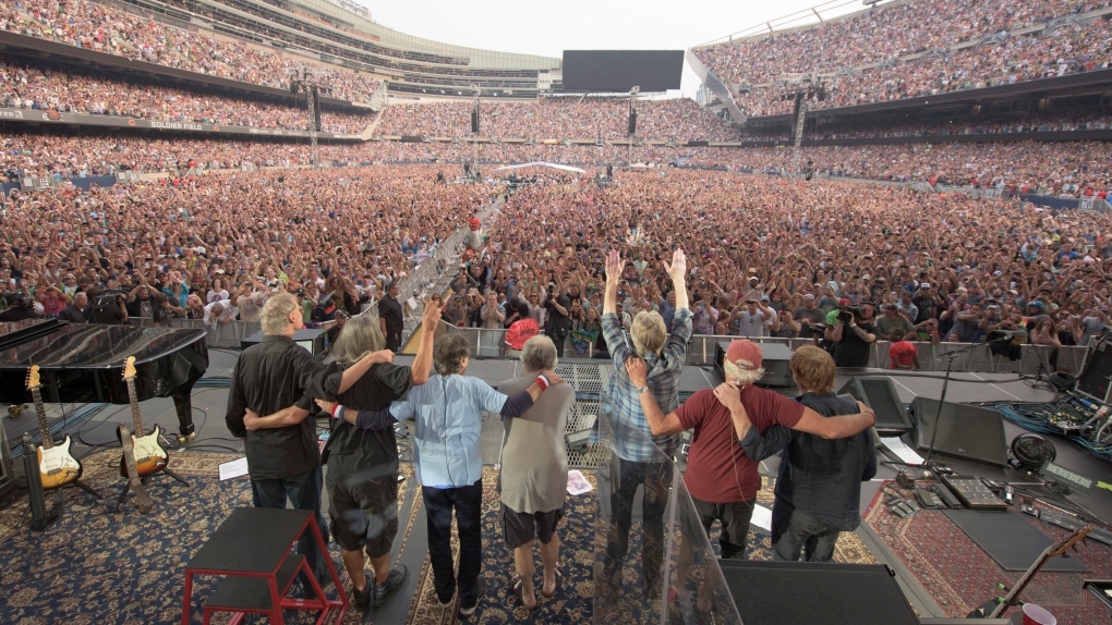 Grateful Dead take a bow in Chicago