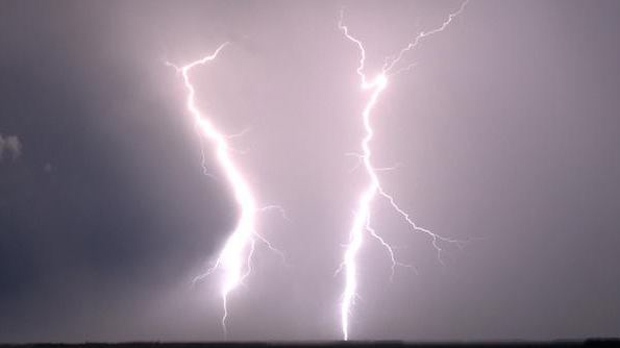 Lightning strikes in Saskatchewan in this photo from 2015. (Chris Fesciuc/ Twitter)