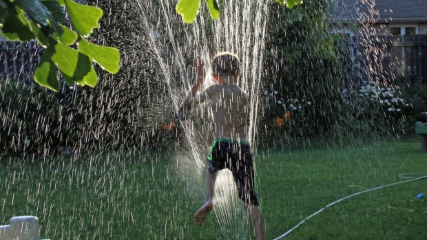 Cooling off in the hot weather in Windsor, Ont., on Tuesday, July 28, 2015. (Melanie Borrelli / CTV Windsor)