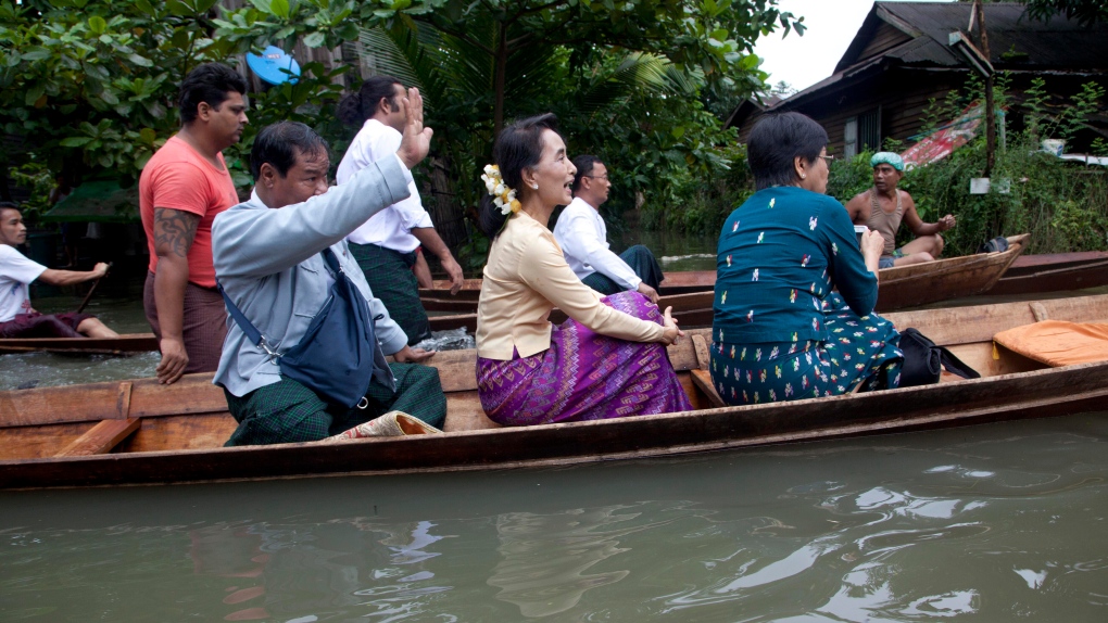 Aung San Suu Kyi visits flood victims in Myanmar