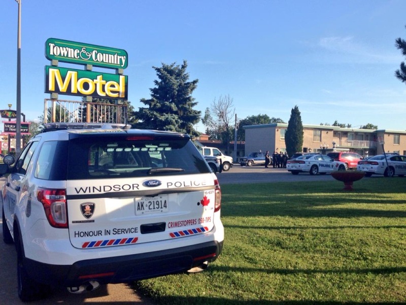 Police surround a motel on Howard Avenue in Windsor, Ont. on Thursday, Aug. 7, 2015. (Melissa Nakhavoly / CTV Windsor)