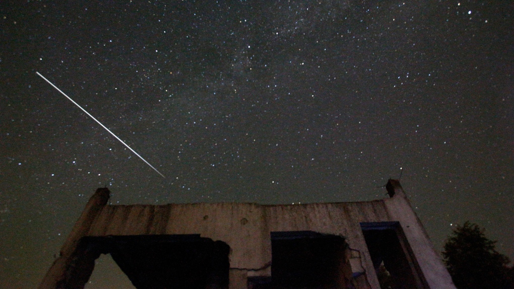 Stars and meteor streaks 