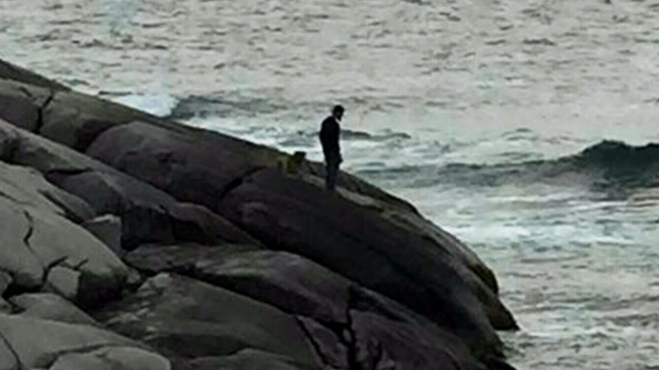 Despite danger, tourists still venturing near waves at Peggy's Cove ...