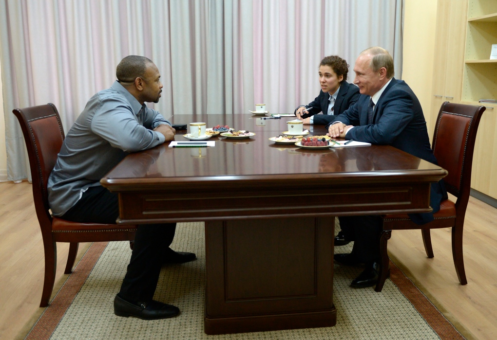 Putin meets with American boxer Roy Jones Jr.