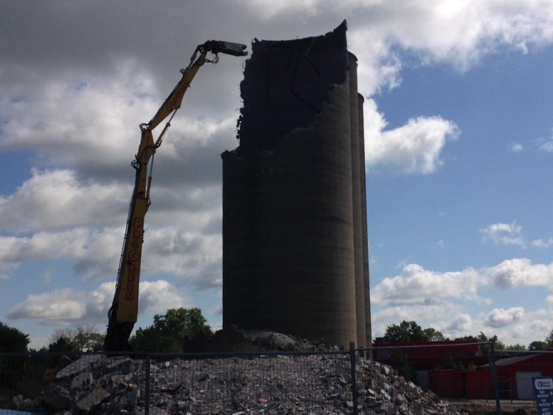 Silos being demolished in Essex, Ont., on Thursday, Aug. 20, 2015. (Stefanie Masotti / CTV Windsor)