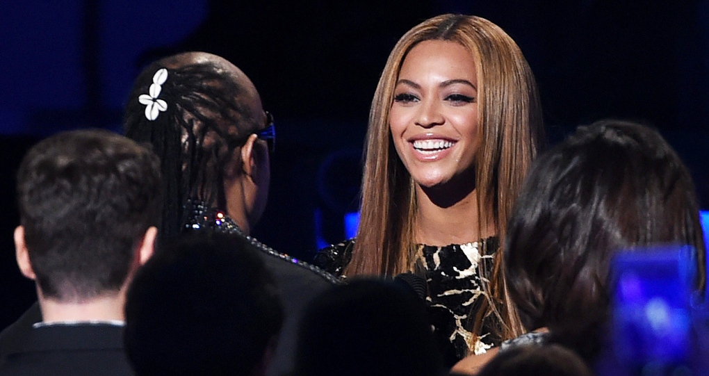 Beyonce greets Stevie Wonder 