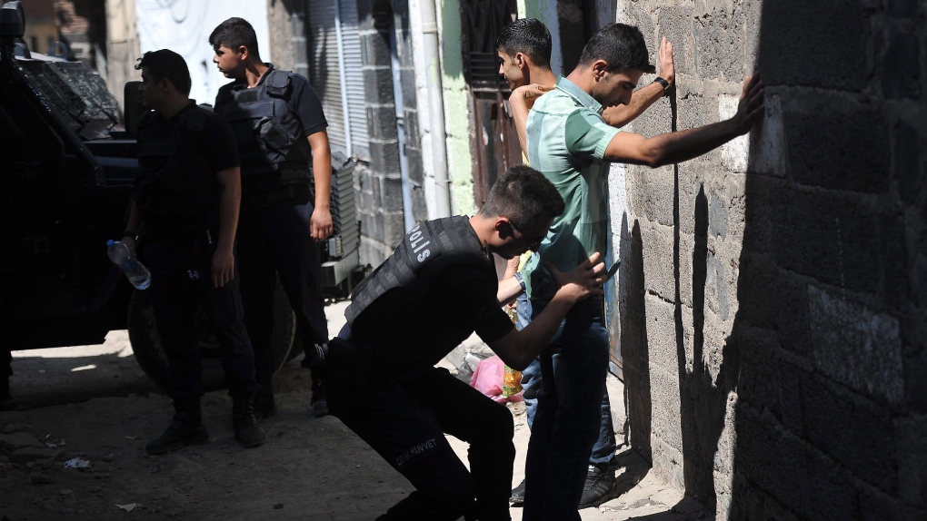Turkish police search youths in Diyarbakir