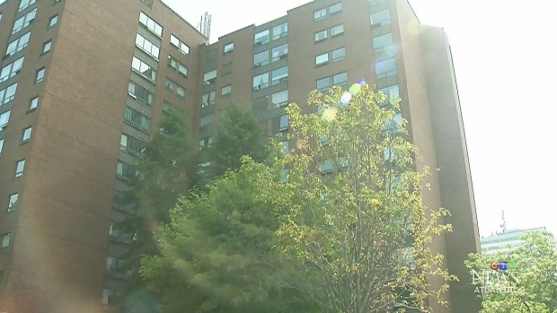 Due morti e un terzo gravemente ammalato dopo aver condiviso gli stessi sintomi e aver vissuto nella stessa unità nel Dartmouth Building