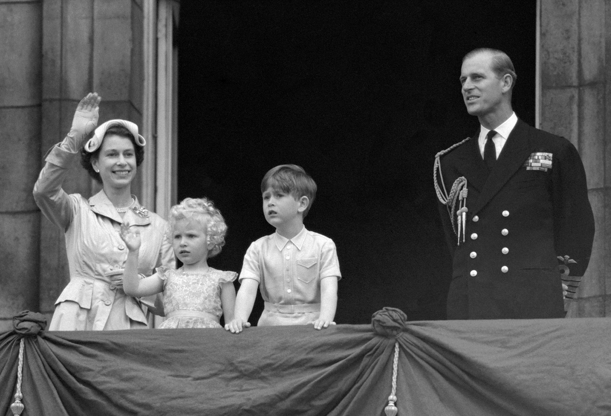 U2251 Queen Elizabeth II UNSIGNED 10" x 8" photograph 