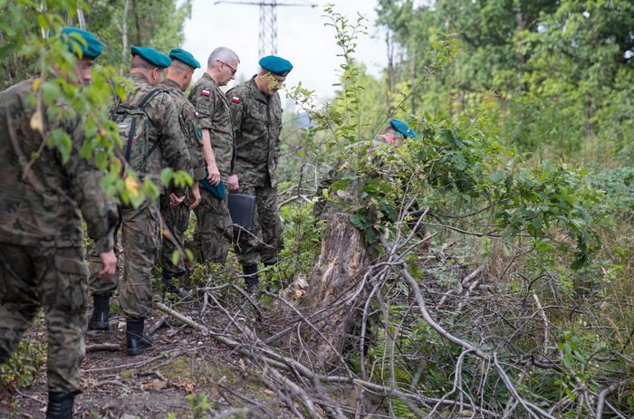 Polish military officials inspect site 