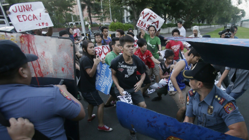 Riot police clash with protesters in Manila