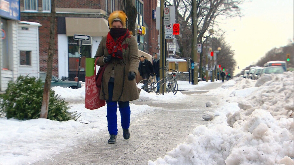 Легче переношу холод. Зима Канада люди. Девушки зимой в Канаде. Люди в Канаде зимой. Тротуары в Канаде зимой.