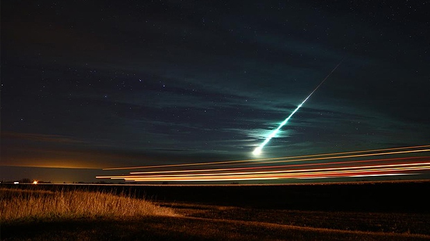 A meteor in the sky near Weyburn, Sask. (Bill Allen/Twitter)