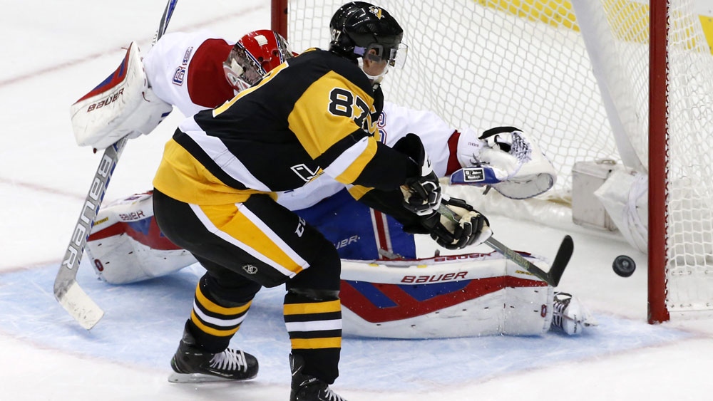Pittsburgh Penguins' Sidney Crosby (87) backhands 
