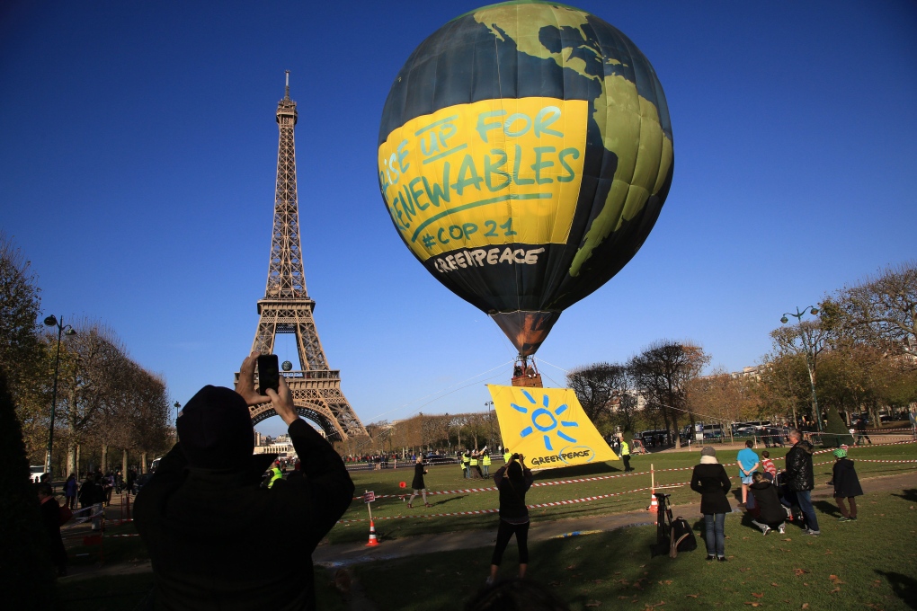 Greenpeace balloon in Paris