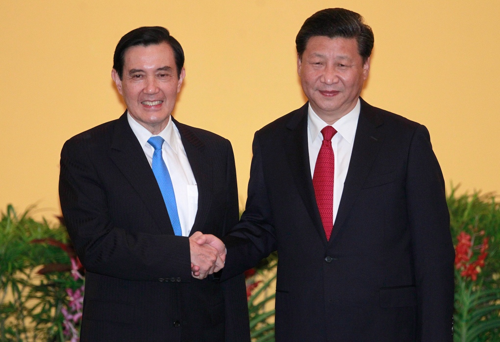 Taiwanese and Chinese presidents shake hands