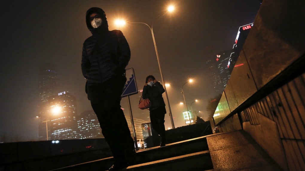 Beijing residents deal with smog alert