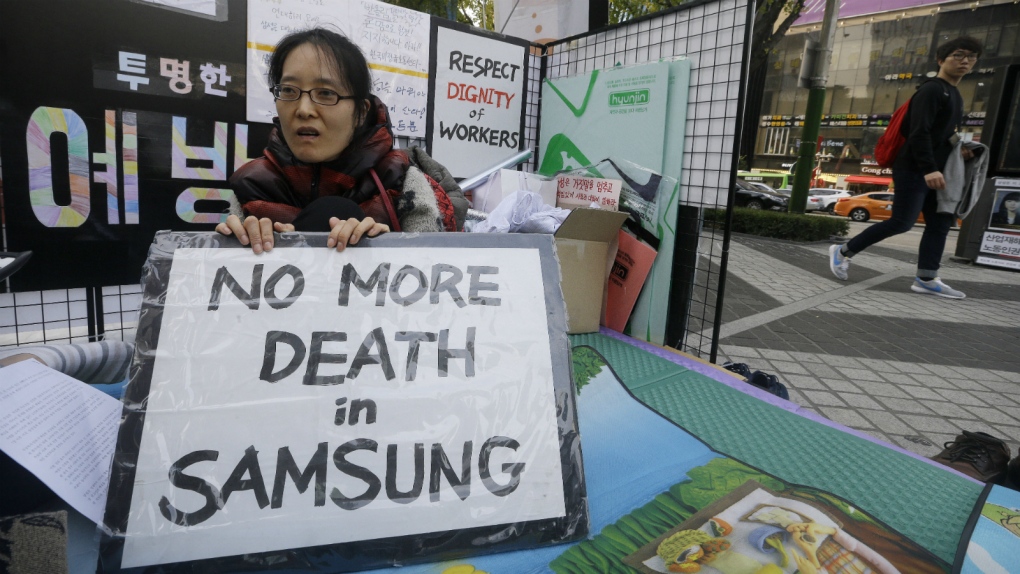 Former workers protest Samsung negotiations