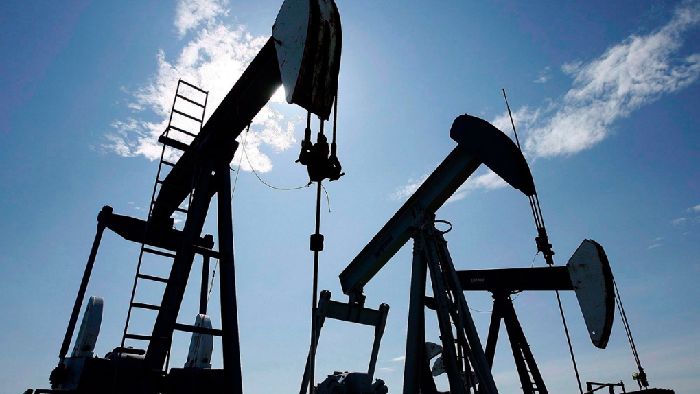 Oil prices continue to fall in oversupplied market